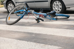Phoenix, AZ – Hombre y niña heridos en accidente de bicicleta en 24th St y Thomas Rd