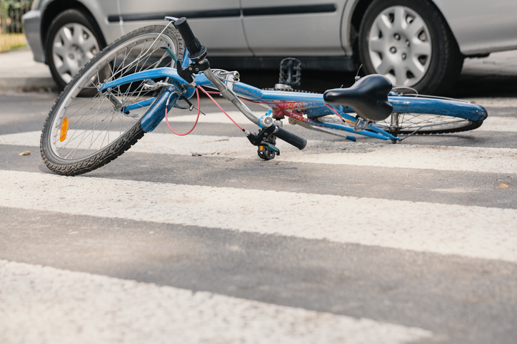Phoenix, AZ – Hombre y niña heridos en accidente de bicicleta en 24th St y Thomas Rd