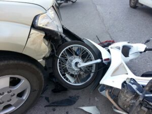 Motociclista Herido en Choque con Automóvil cerca de S 24th St