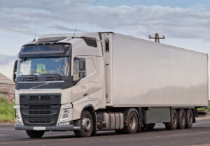 Dos conductores gravemente heridos en choque de camiones en US 93 cerca de Santa Maria Rd